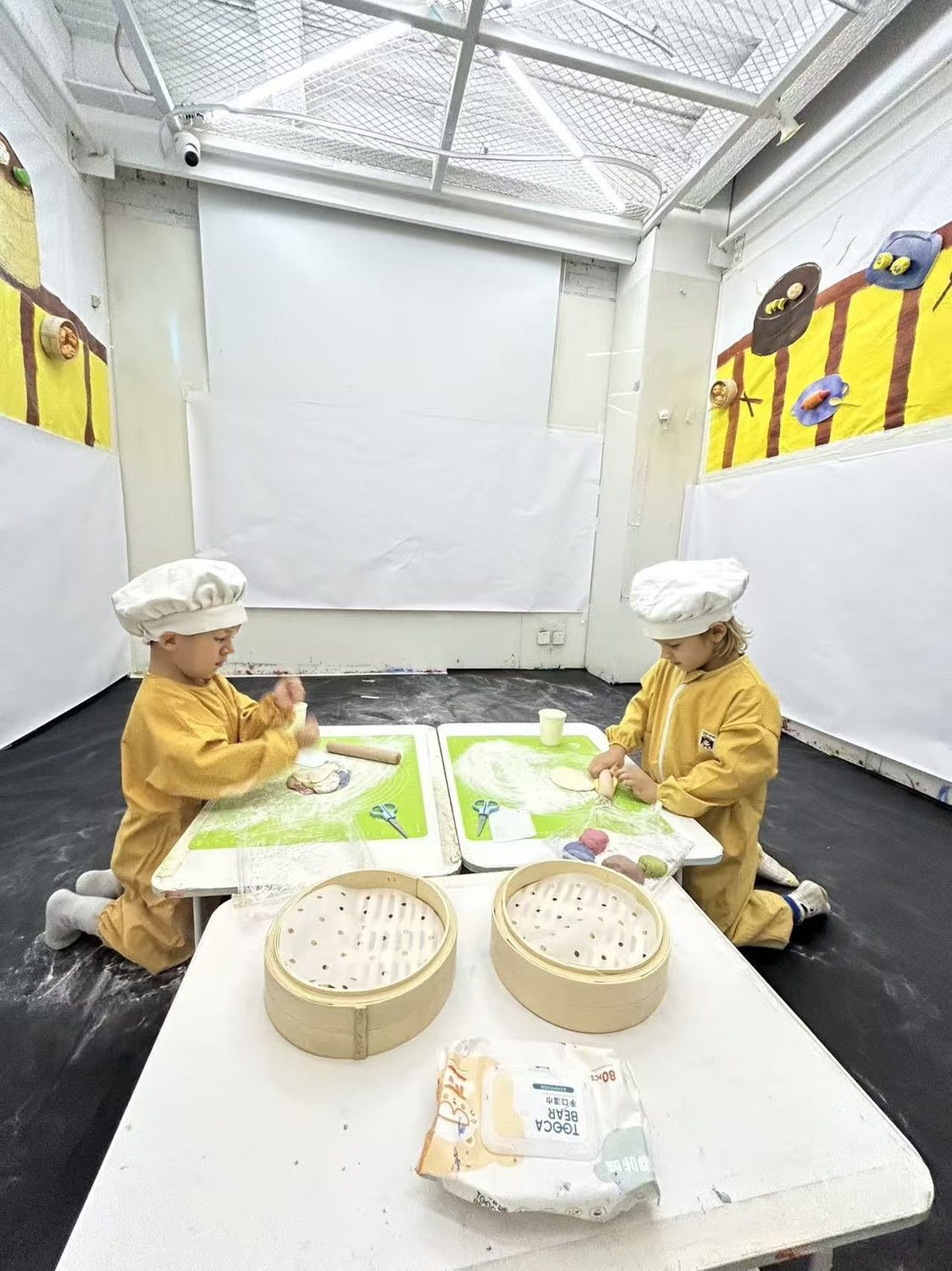 Children creating at YiLi Art
