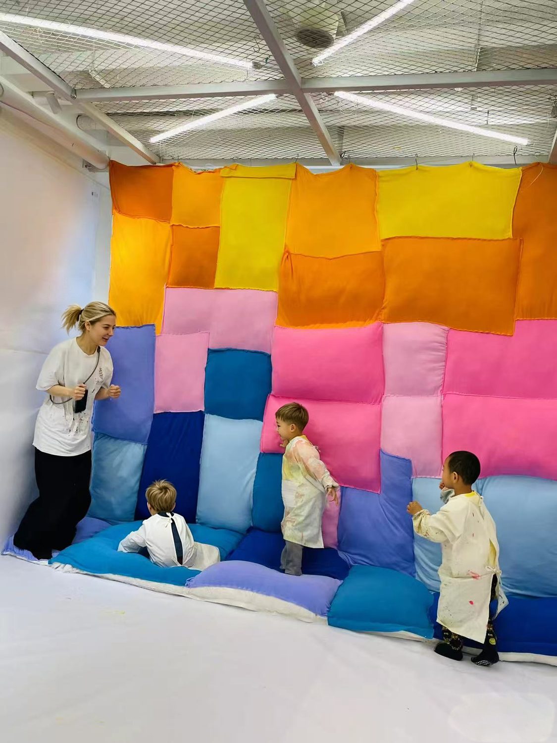 Children creating at YiLi Art