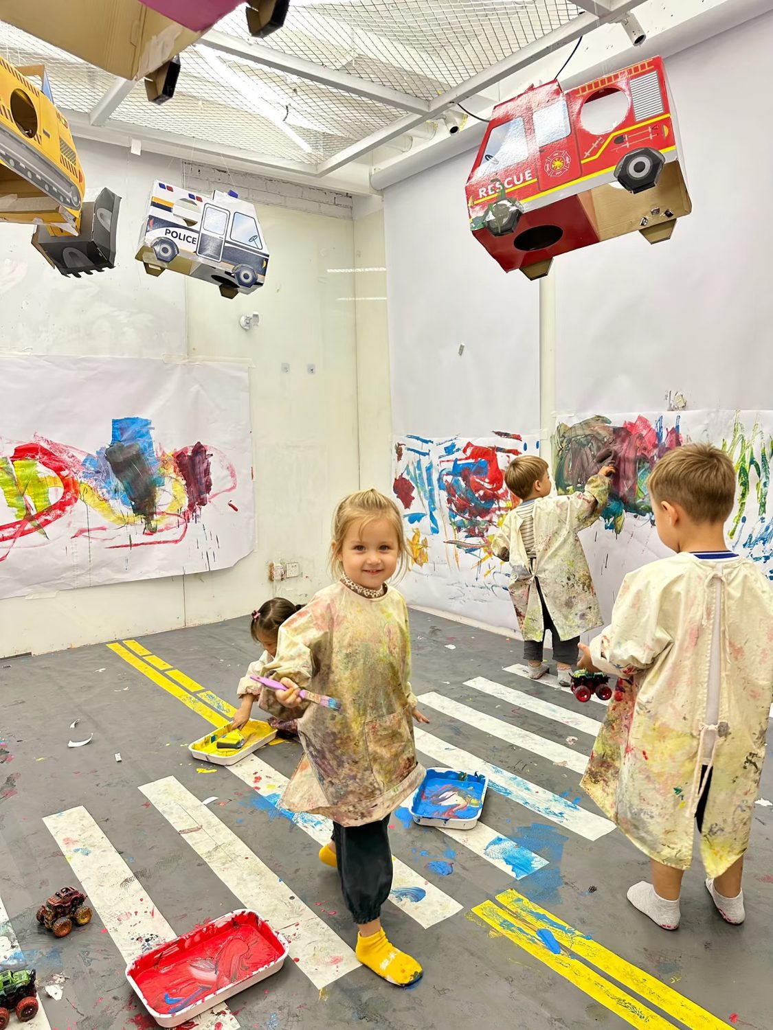 Children creating at YiLi Art